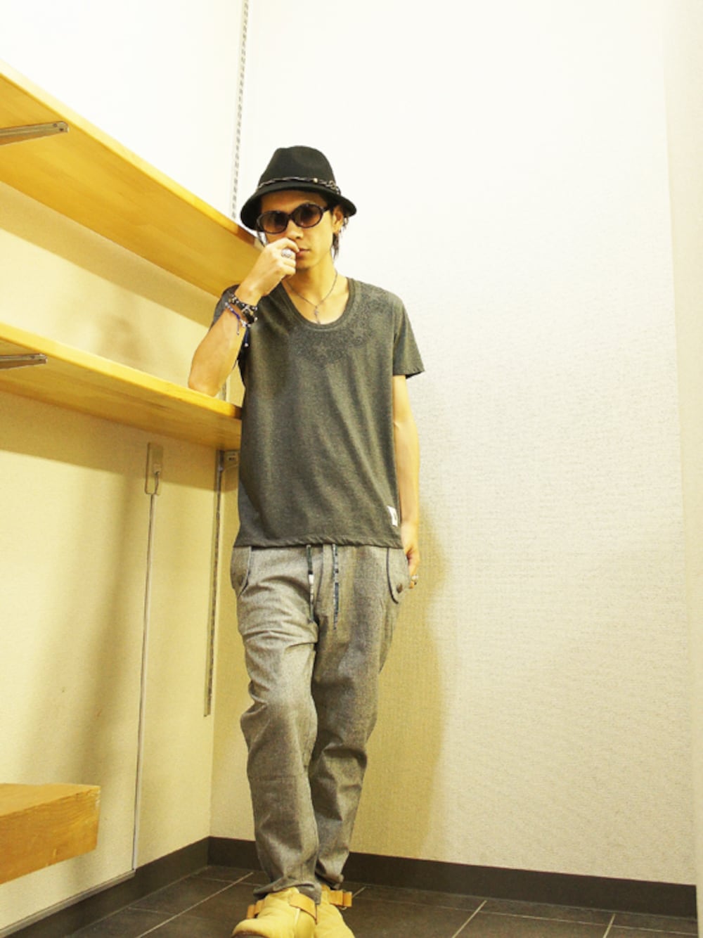 「Tシャツ、ハット、Burnout、UBIQ、quolt 」｜「quoltの【quolt(クオルト)】 MEL PANTS（その他パンツ、ブルー系）」を使った、MOREGAUCHE2KAZUYAさん（メンズ・169cm）の夏コーディネートの1枚目の写真