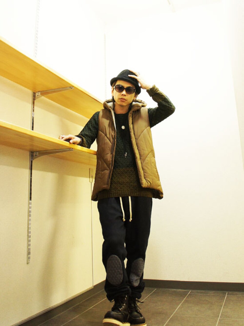 「スウェットパンツ、ダウンベスト、VIRGO、Burnout」｜「VIRGOwearworksのVIRGO(ヴァルゴ)　WING PUFF VEST（ダウンベスト、ブラウン系）」を使った、MOREGAUCHE2KAZUYAさん（メンズ・169cm）の秋コーディネートの1枚目の写真