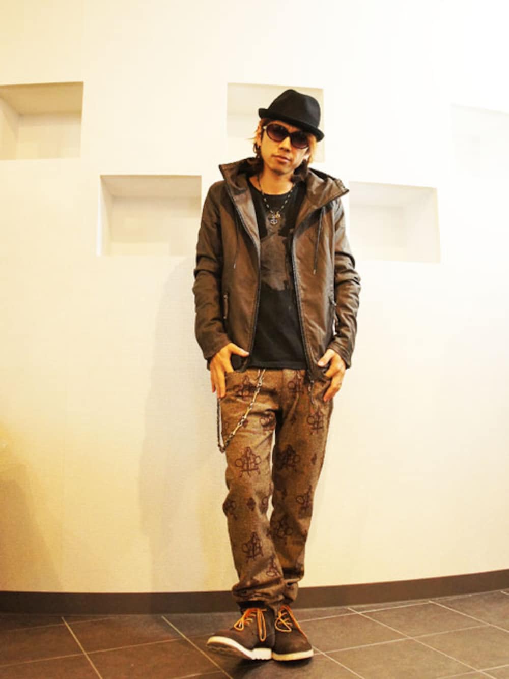 「ストリート、ストリートカジュアル、ハット、帽子、ブーツスタイル、ロックテイスト、square」｜「SQUAIRのSQUARE(スクエア) WASHED LEATHER JKT（その他アウター、ブラック系）」を使った、MOREGAUCHE2KAZUYAさん（メンズ・169cm）の秋コーディネートの1枚目の写真