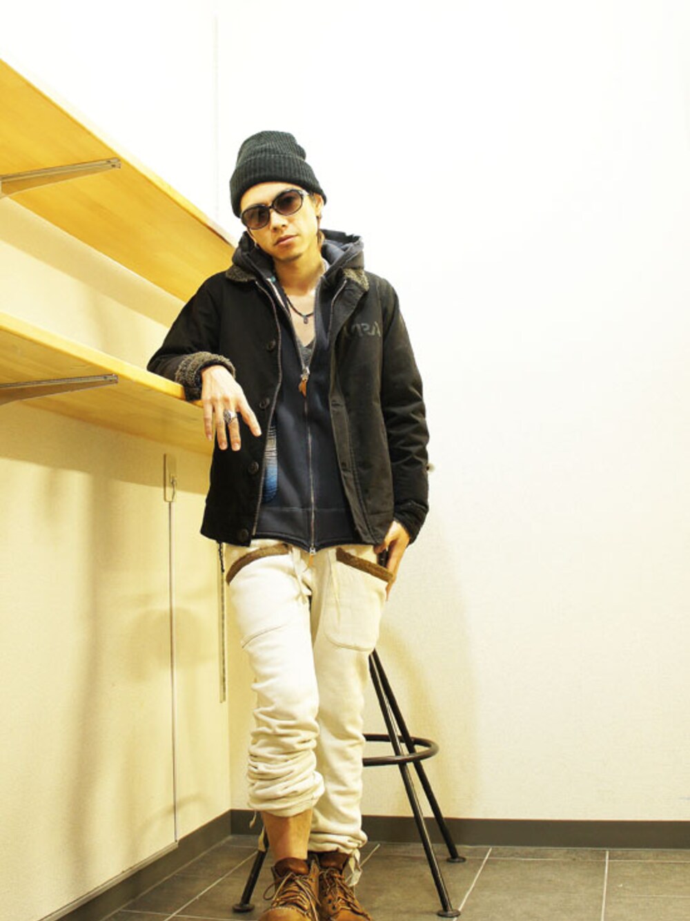 「ブーツ、イージーパンツ、VIRGO、Burnout、30代、ブーツスタイル、quolt 」｜「VIRGOwearworksの 【VIRGO(ヴァルゴ)】 VRA N-1 JKT（ミリタリージャケット、ブラック系）」を使った、MOREGAUCHE2KAZUYAさん（メンズ・169cm）の冬コーディネートの1枚目の写真