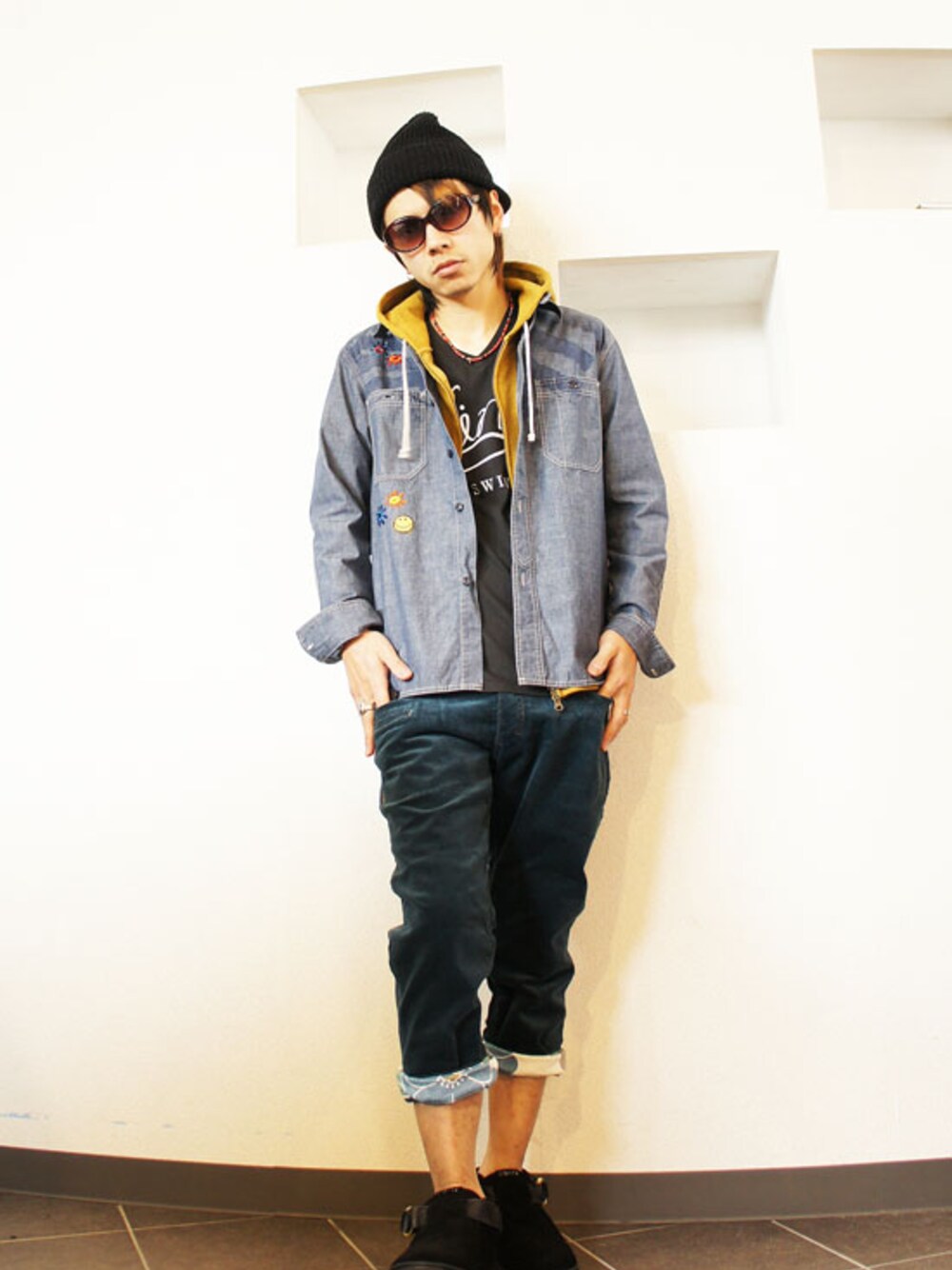「デニムシャツ、クロップドパンツ、サングラススタイル、smokey wood」｜「SMOKEY WOOD(スモーキーウッド) シャンブレワークーシャツ（シャツ/ブラウス、ブルー系）」を使った、MOREGAUCHE2KAZUYAさん（メンズ・169cm）の冬コーディネートの1枚目の写真