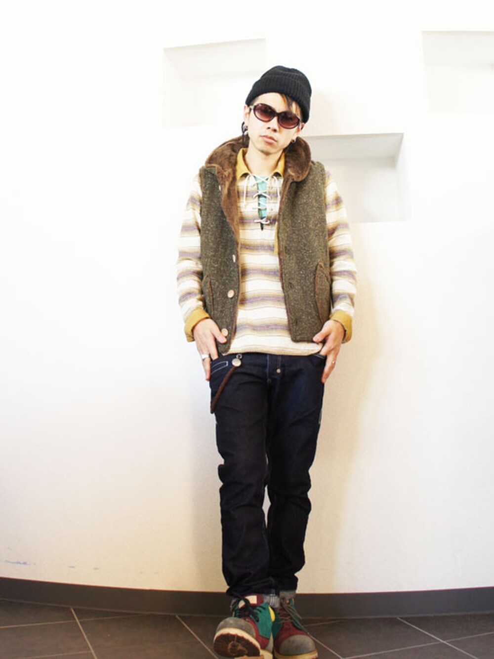 「ブーツ、VIRGO、カジュアルコーデ、Burnout、サングラススタイル、UBIQ、quolt 、ベスト×シャツ」｜「quoltの【quolt(クオルト)】 NEP KNIT VEST（その他アウター、ブラウン系）」を使った、MOREGAUCHE2KAZUYAさん（メンズ・169cm）の冬コーディネートの1枚目の写真