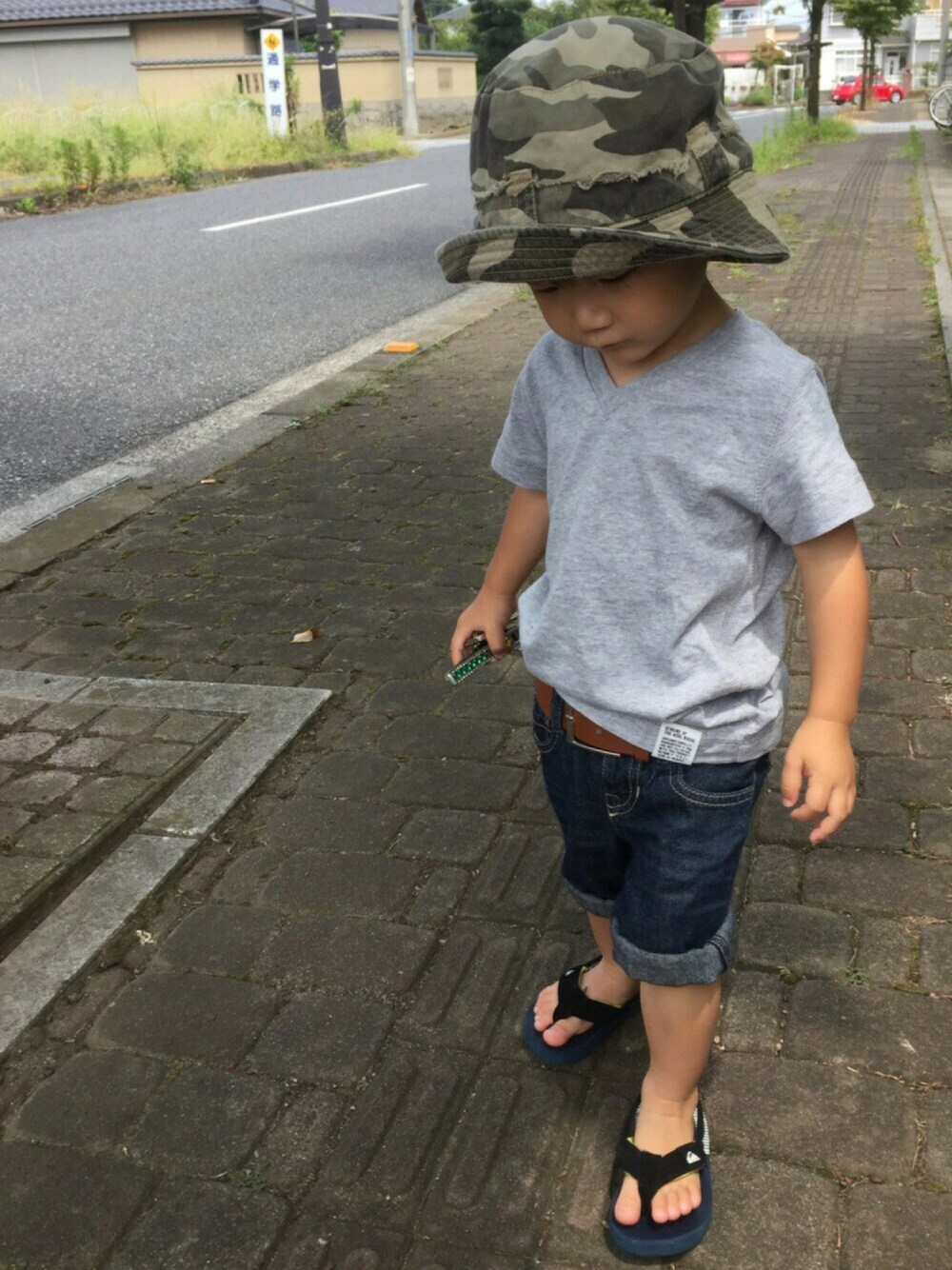 「kids、シンプル、2歳、アズールバイマウジー(AZUL by moussy)」｜「AZUL by moussyのオーガニックコトンVネック半袖T（Tシャツ/カットソー、グレー系）」を使った、JINさん（キッズ・90cm）の夏コーディネートの1枚目の写真