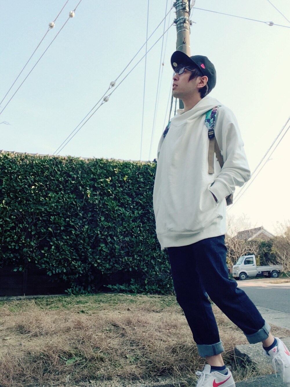 ホワイト系のパーカー、その他のショルダーバッグ、ゴールド系のワンピースを着用したメンズの冬コーディネートの1枚目の写真