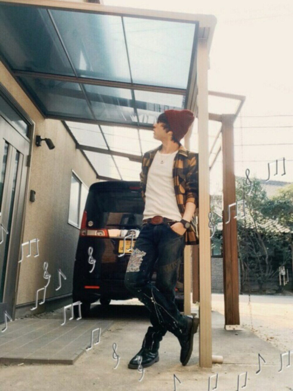 ゴールド系のワンピース、グレー系のスーツジャケット、ホワイト系のドレスシューズを着用したメンズの冬コーディネートの1枚目の写真