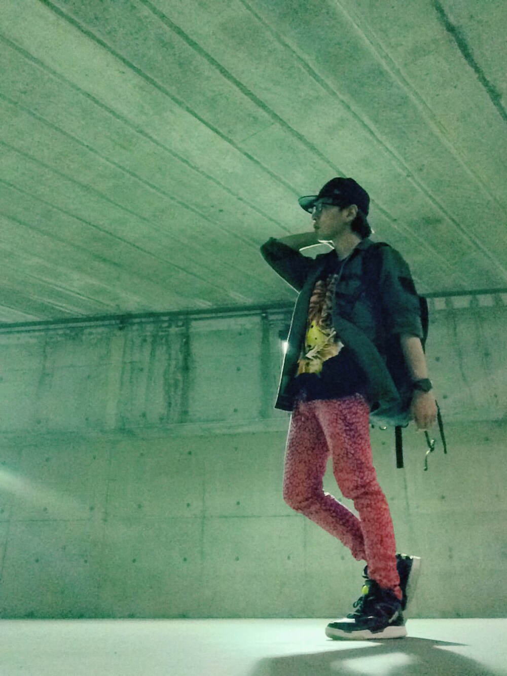 パープル系のその他パンツ、グリーン系のシャツ/ブラウス、ブラック系のシャツ/ブラウスを着用したメンズの春コーディネートの1枚目の写真