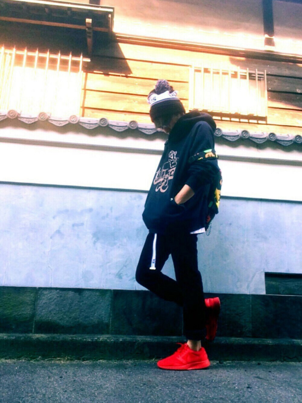 ブラック系のパーカー、ブラック系のその他パンツ、その他のバックパック/リュックを着用したメンズの冬コーディネートの1枚目の写真