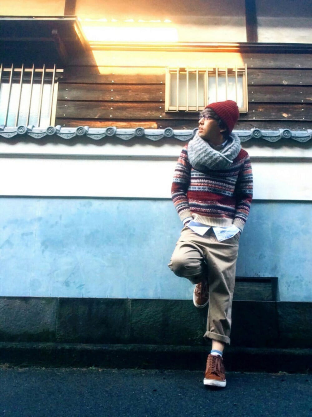 その他のニット/セーター、ブラウン系のスニーカー、ベージュ系のチノパンツを着用したメンズの冬コーディネートの1枚目の写真