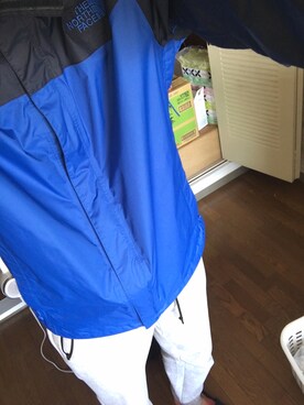 「アイテム（マウンテンパーカー、ブルー系）」を使った、齋藤圭介さん（メンズ・174cm）の夏コーディネート