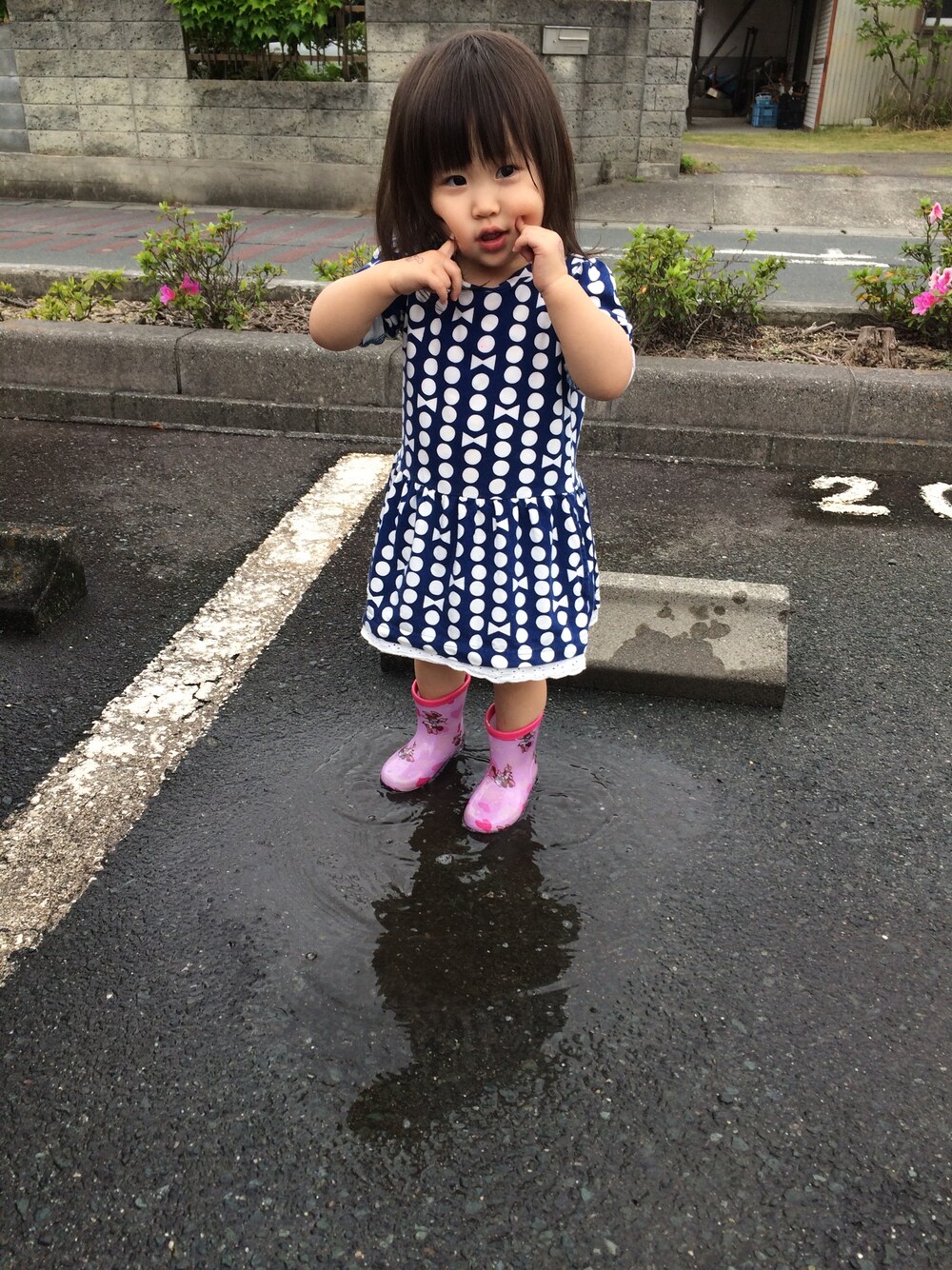 「ワンピース、柄ワンピース、雨の日コーデ、長靴、レインブーツ」｜「赤ちゃん本舗のアイテム（レインシューズ、ピンク系）」を使った、rinamakoさん（キッズ・80cm）の春コーディネートの1枚目の写真