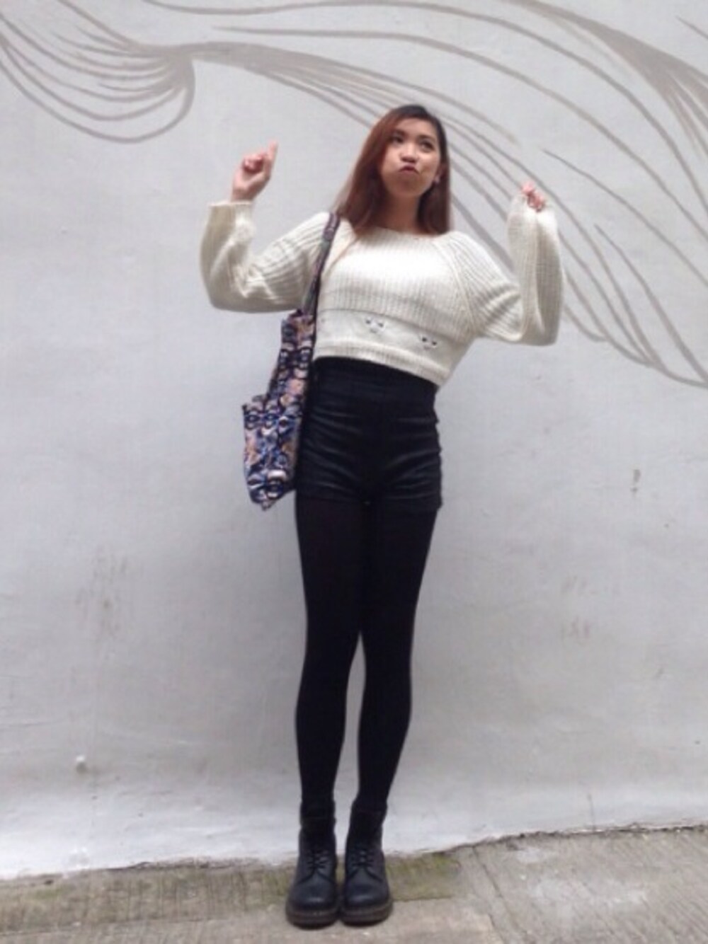 「white、black、winter、WOMEN」｜「Dr. Martensのアイテム（ブーツ、ブラック系）」を使った、arielchowchowさん（レディース・165cm）の夏コーディネートの1枚目の写真