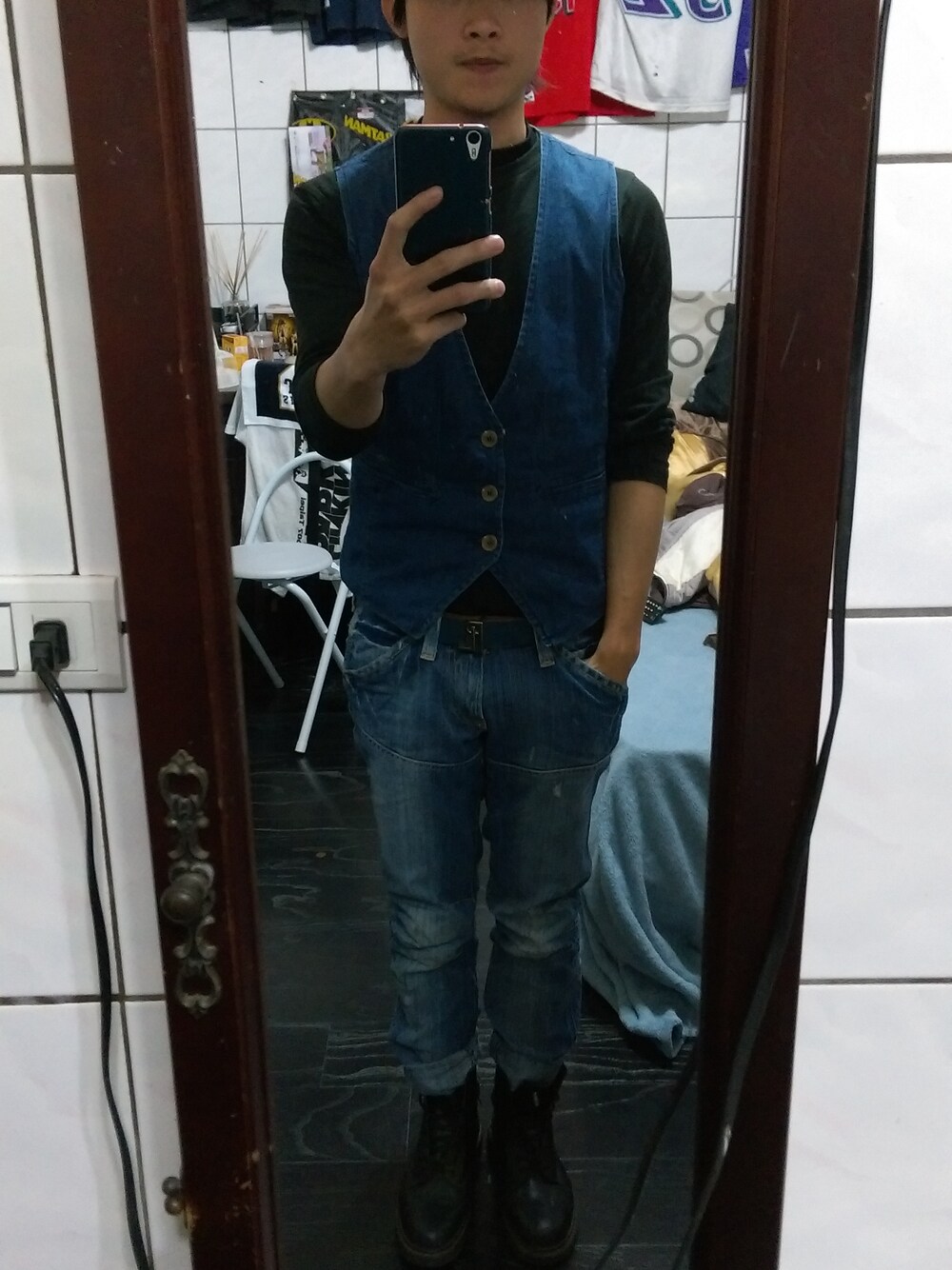 ブルー系のデニムパンツ、ブラック系のブーツ、ブラック系のキャップを着用したメンズの冬コーディネートの1枚目の写真