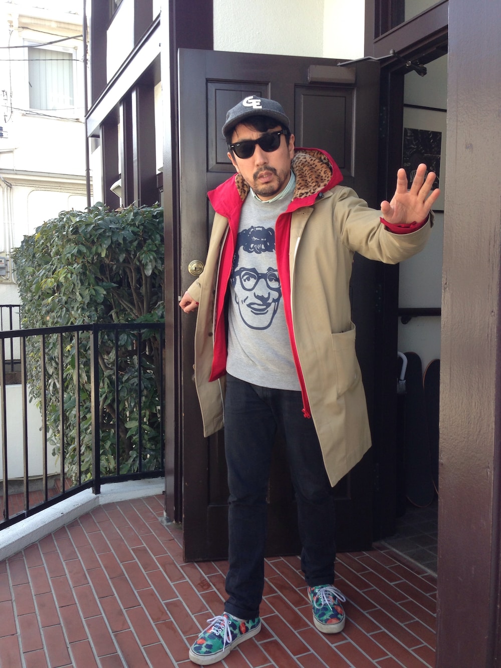 レッド系のマウンテンパーカー、グレー系のスウェット、グリーン系のシャツ/ブラウスを着用したメンズの冬コーディネートの1枚目の写真