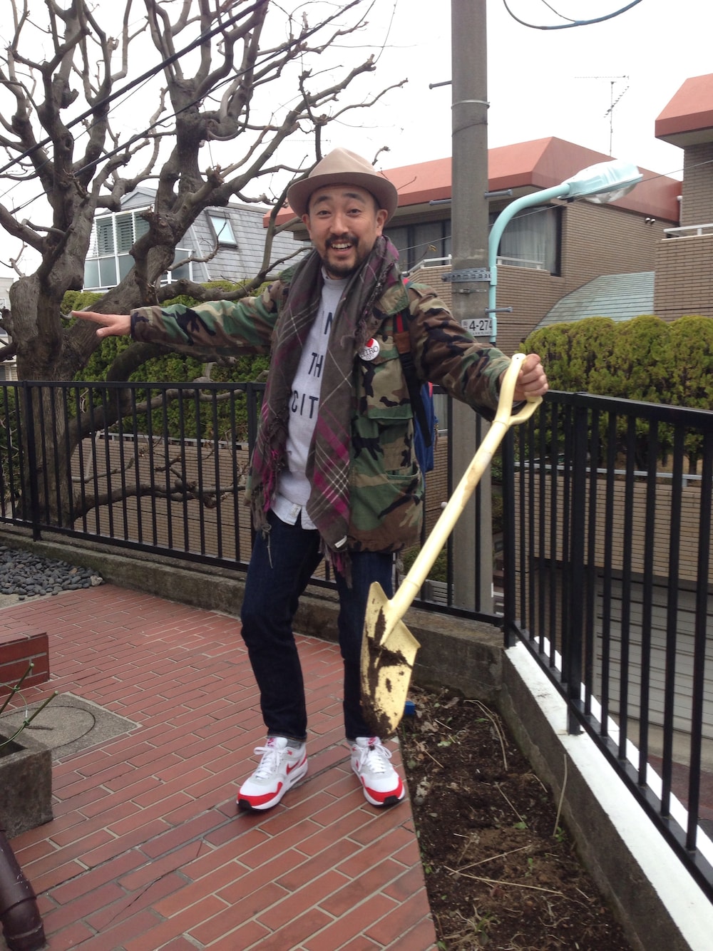 ブルー系のデニムパンツ、その他のミリタリージャケット、グレー系のスウェットを着用したメンズの春コーディネートの1枚目の写真