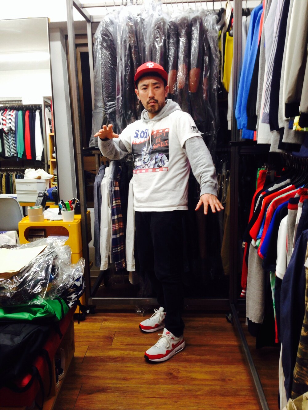 ブラック系のデニムパンツ、グレー系のパーカーを着用したメンズの春コーディネートの1枚目の写真