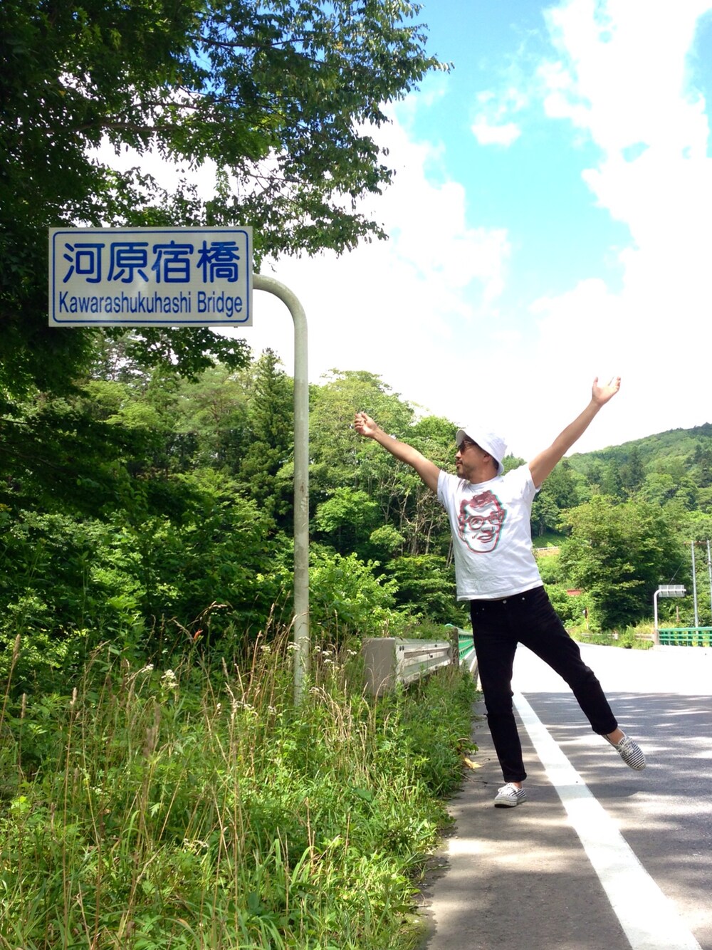 ホワイト系のTシャツ/カットソー、ブラック系のデニムパンツ、ホワイト系のハットを着用したメンズの夏コーディネートの1枚目の写真