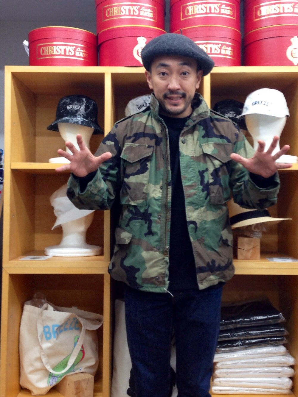 その他のミリタリージャケット、ブルー系のデニムパンツを着用したメンズの秋コーディネートの1枚目の写真