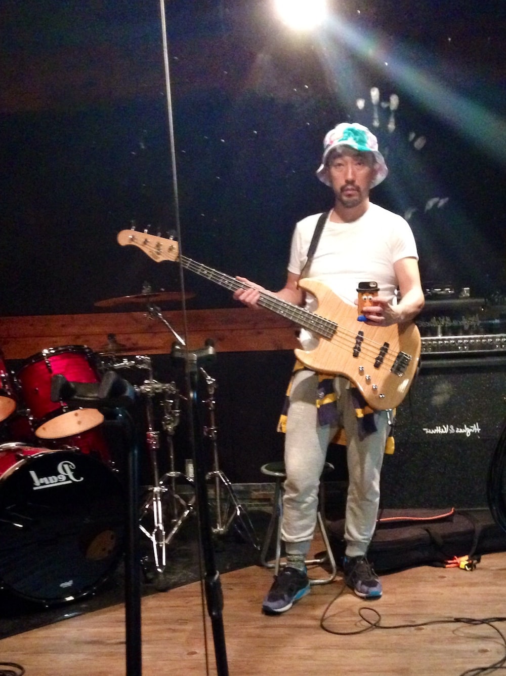 グレー系のその他パンツを着用したメンズの秋コーディネートの1枚目の写真