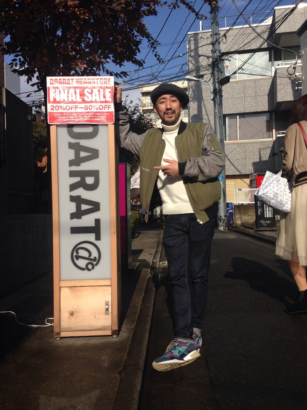 ホワイト系のニット/セーター、ブルー系のデニムパンツ、グリーン系のブルゾンを着用したメンズの秋コーディネートの1枚目の写真