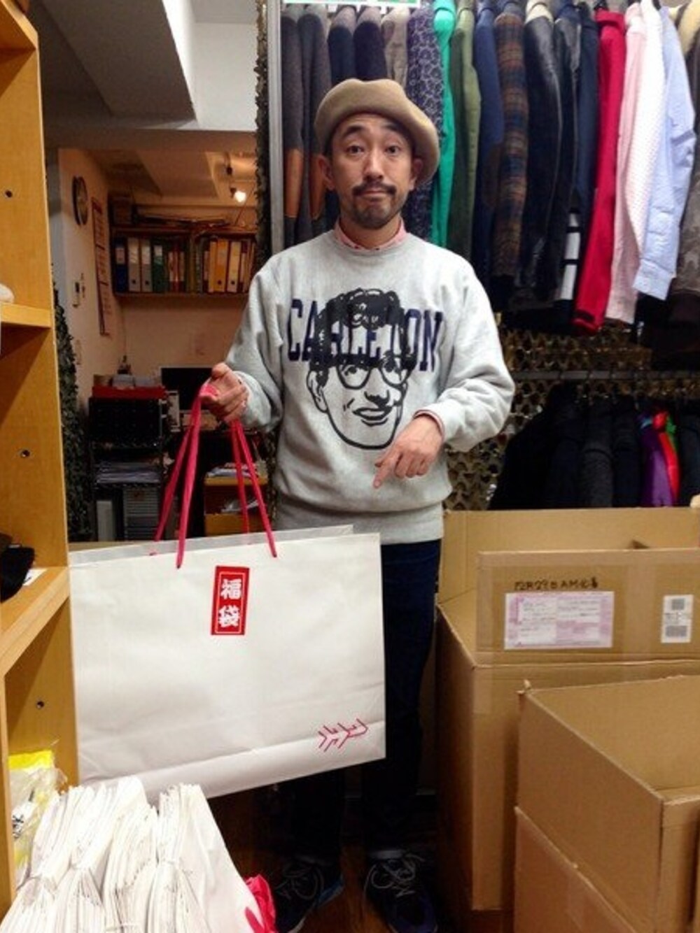 ブルー系のデニムパンツ、レッド系のシャツ/ブラウスを着用したメンズの冬コーディネートの1枚目の写真