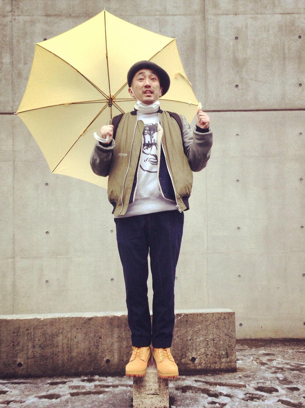 グリーン系のブルゾン、グレー系のスウェット、ブルー系のその他アウターを着用したメンズの冬コーディネートの1枚目の写真