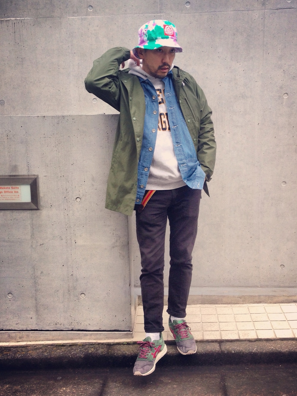 グリーン系のマウンテンパーカー、ブルー系のシャツ/ブラウス、ブラック系のデニムパンツを着用したメンズの春コーディネートの1枚目の写真