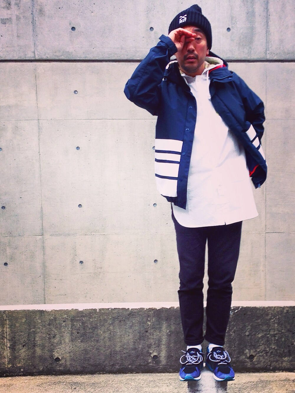 ブルー系のマウンテンパーカー、ブラック系のデニムパンツ、ホワイト系のシャツ/ブラウスを着用したメンズの春コーディネートの1枚目の写真