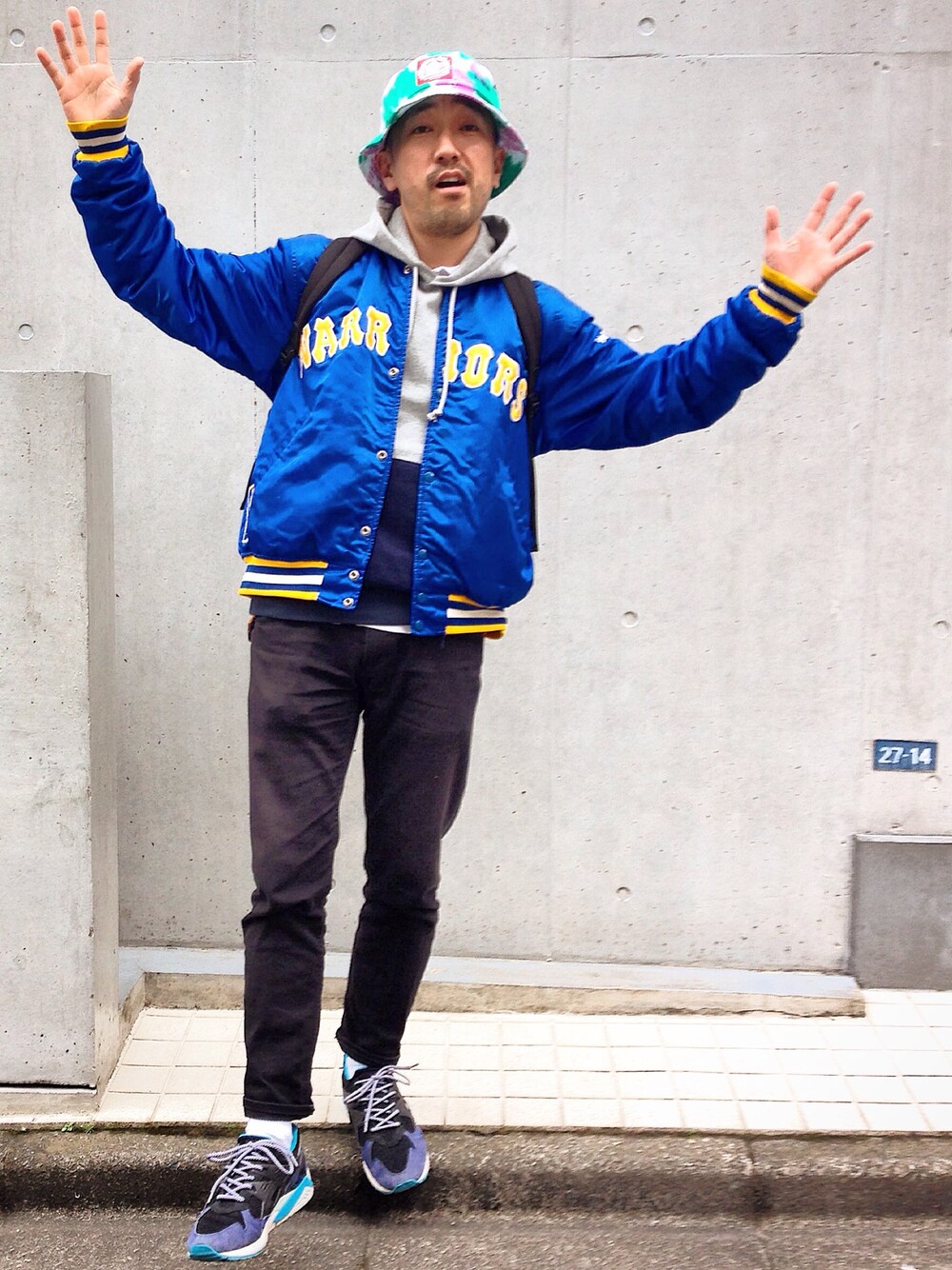 グレー系のスウェット、ブラック系のデニムパンツを着用したメンズの春コーディネートの1枚目の写真