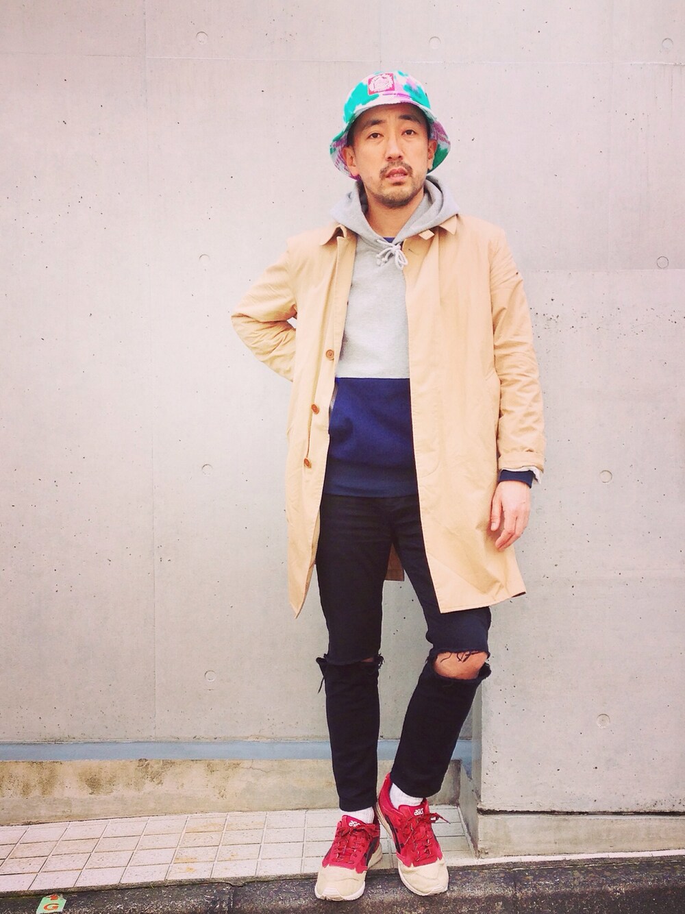 ブラック系のデニムパンツ、グレー系のスウェットを着用したメンズの春コーディネートの1枚目の写真