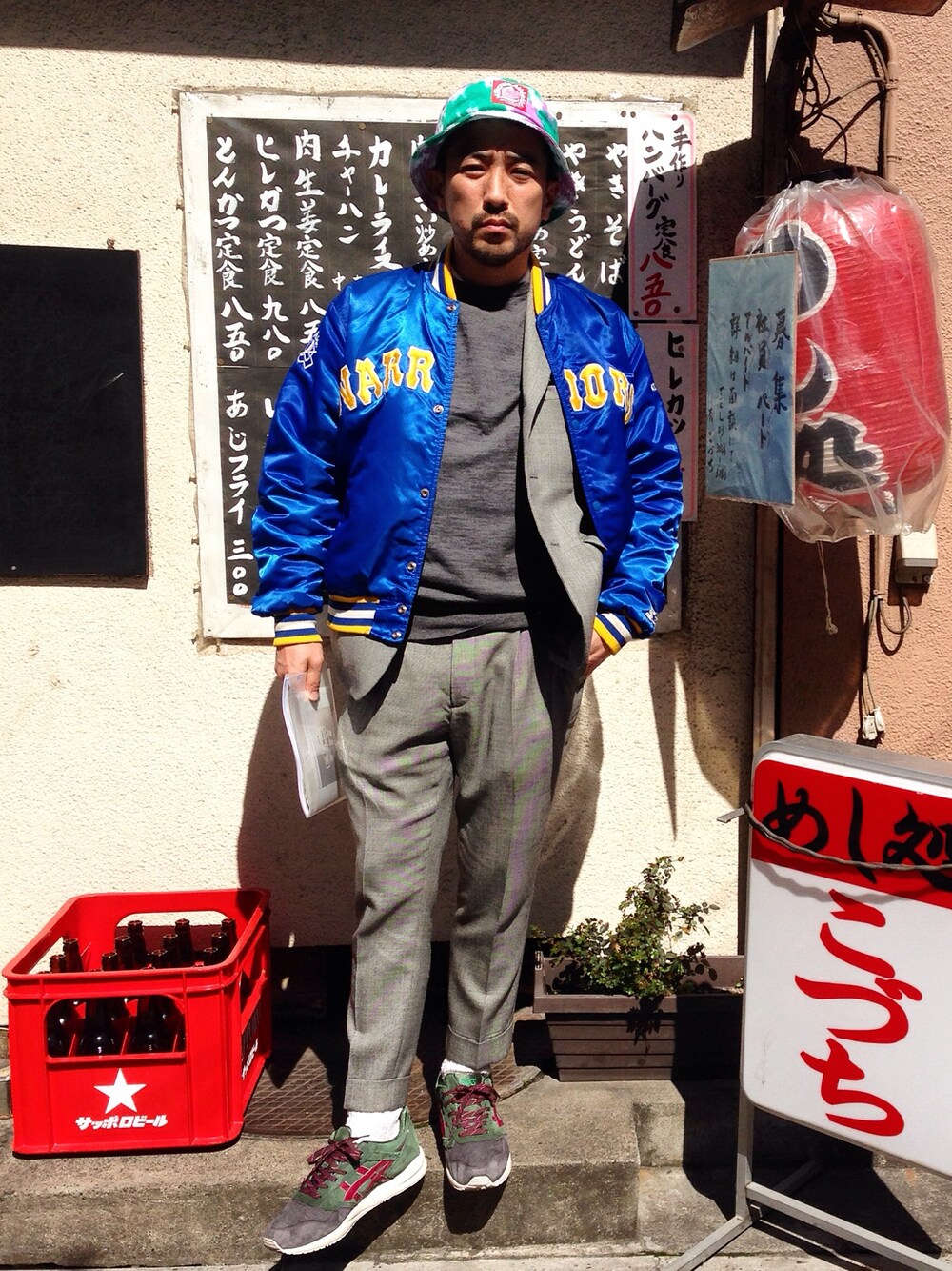 その他のテーラードジャケット、グレー系のスラックスを着用したメンズの春コーディネートの1枚目の写真