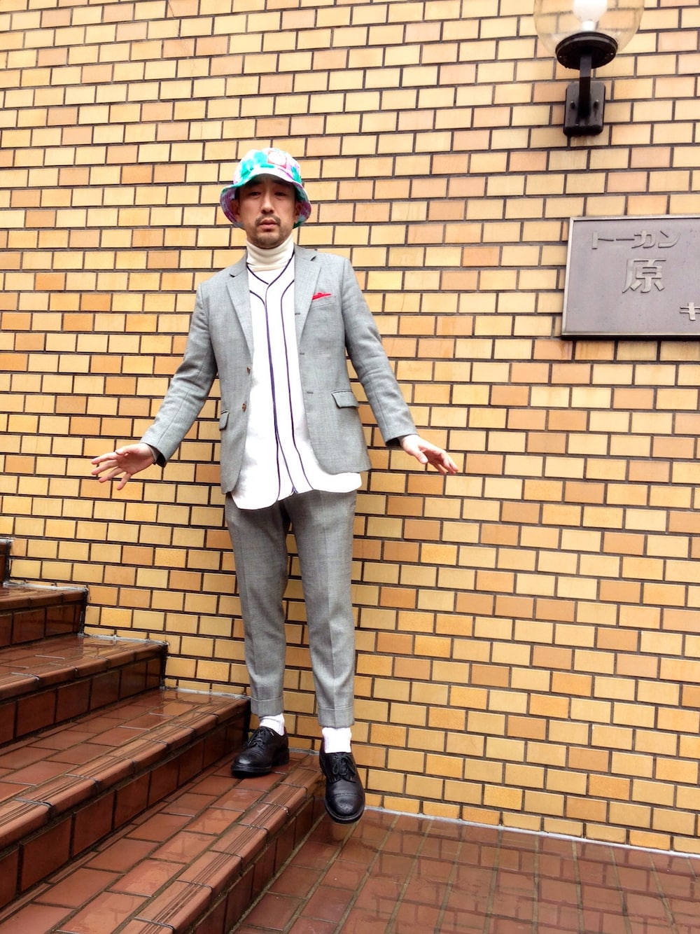 その他のテーラードジャケット、グレー系のスラックス、ホワイト系のシャツ/ブラウスを着用したメンズの春コーディネートの1枚目の写真