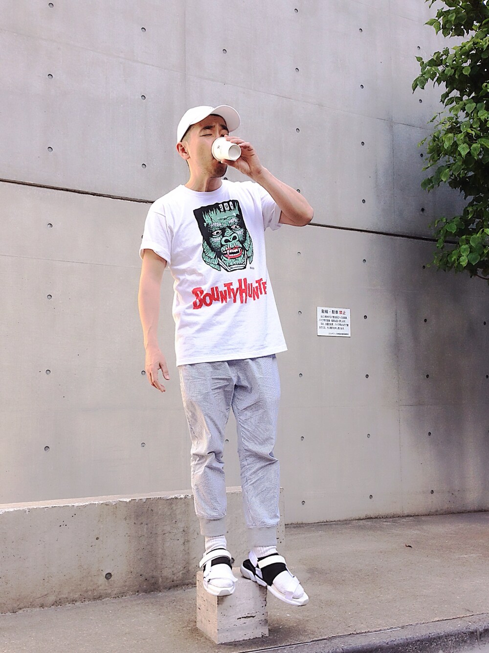 ホワイト系のTシャツ/カットソー、ホワイト系のその他パンツ、ホワイト系のサンダルを着用したメンズの春コーディネートの1枚目の写真