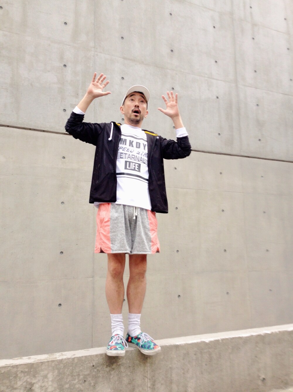 ホワイト系のTシャツ/カットソー、ブラック系のパーカー、グレー系のその他パンツを着用したメンズの夏コーディネートの1枚目の写真