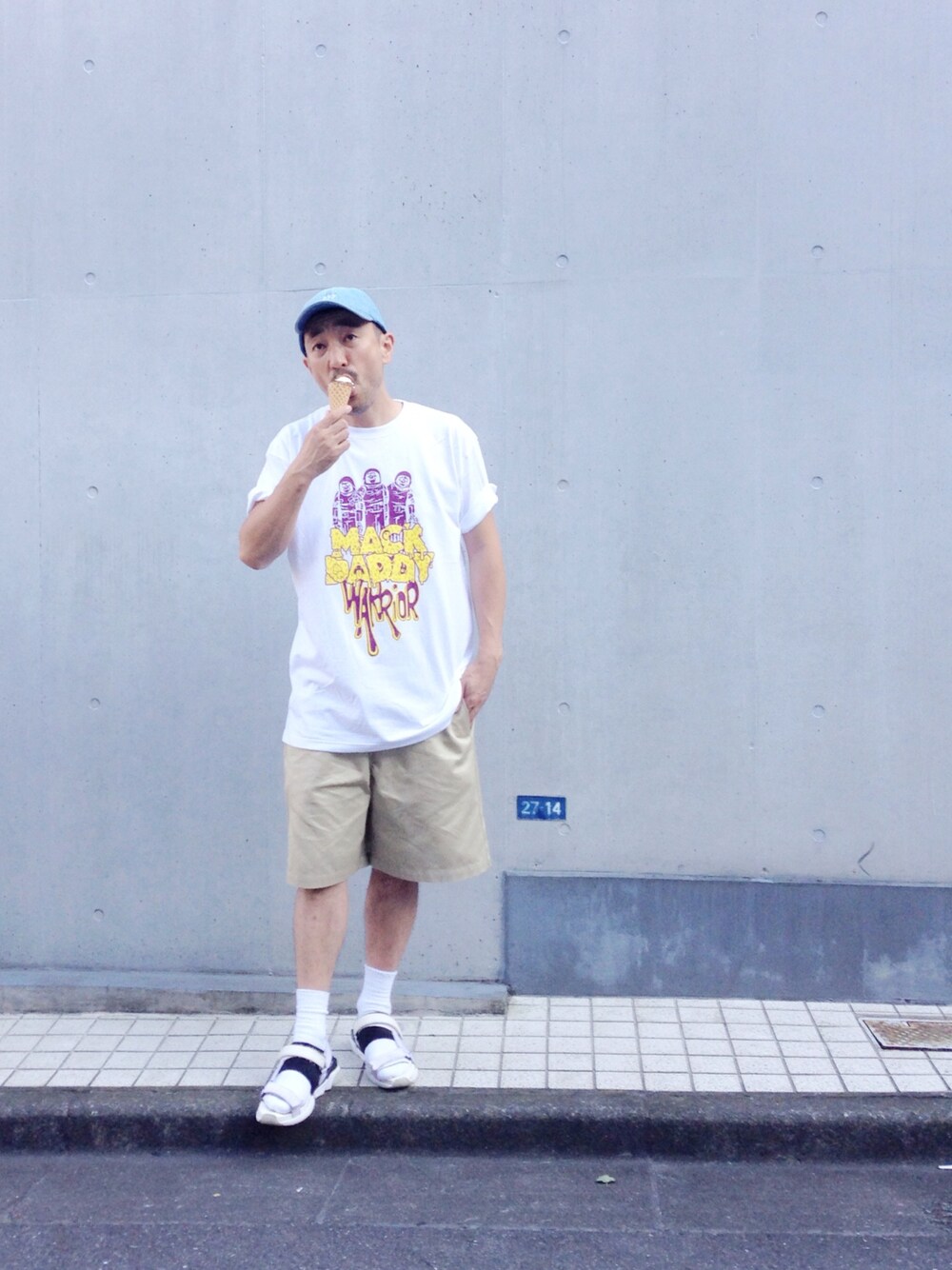 ホワイト系のTシャツ/カットソー、ベージュ系のその他パンツ、ブルー系のキャップを着用したメンズの夏コーディネートの1枚目の写真