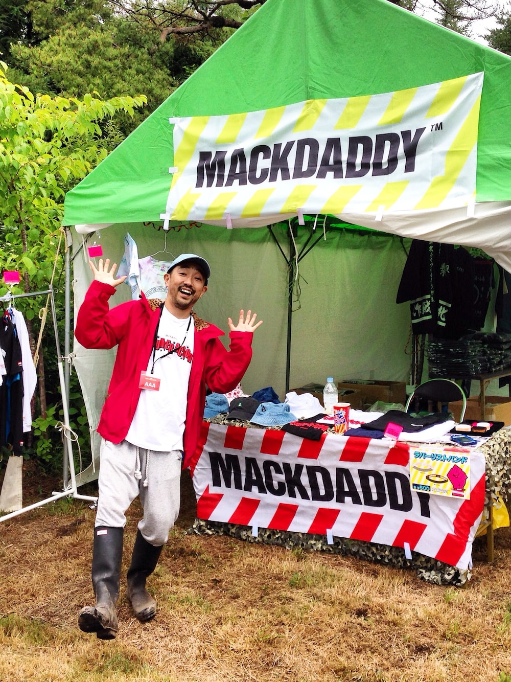 ホワイト系のTシャツ/カットソーを着用したメンズの夏コーディネートの1枚目の写真