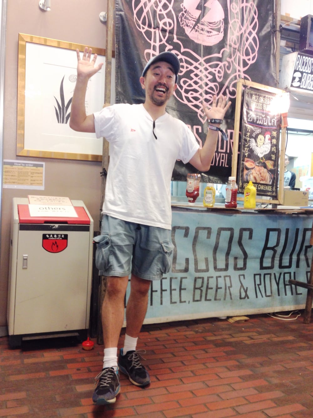 ホワイト系のTシャツ/カットソー、ブルー系のデニムパンツを着用したメンズの夏コーディネートの1枚目の写真