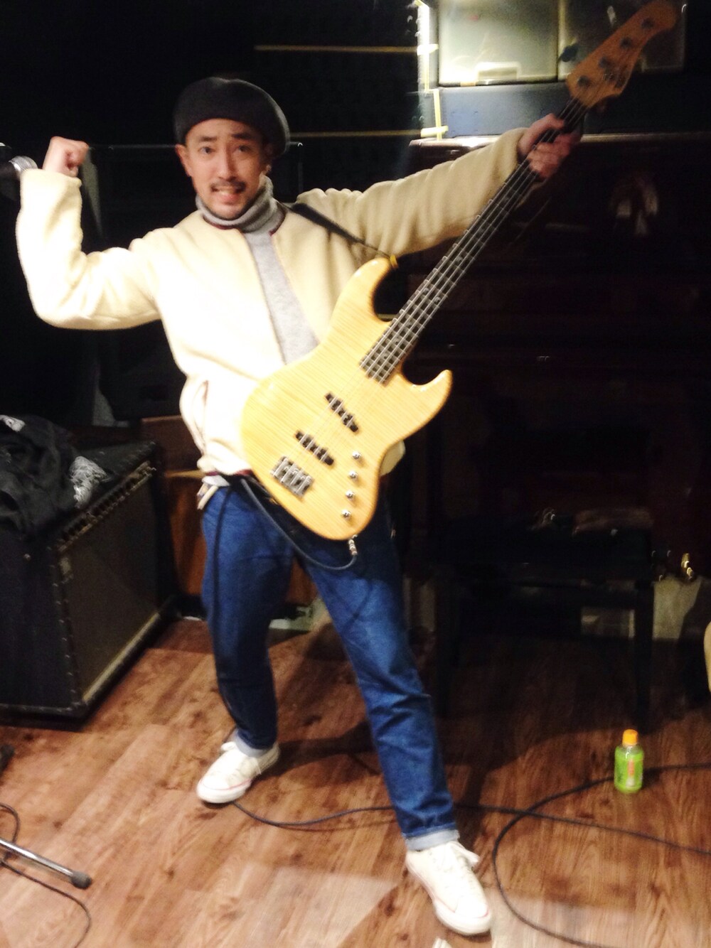 「MACKDADDY、デニム、スニーカー、ベレー帽、ニット、タートルネック、フリース、バンド、phingerin、デニムパンツ」｜「MACKDADDYのアイテム（ハンチング/ベレー帽、グレー系）」を使った、nmfn1313さん（メンズ・172cm）の冬コーディネートの1枚目の写真