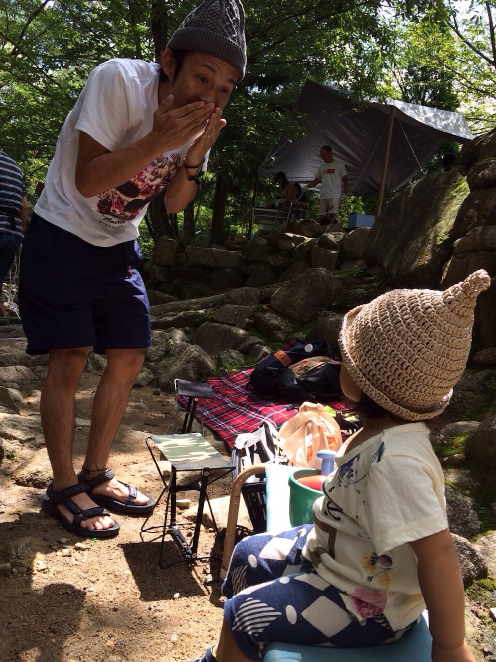 「お盆休み、夏休み、親子デート、親バカ、アウトドアスタイル、トンガリ帽子、いっぱい遊んだね、川遊び」｜「TevaのTeva Hurricane XLT AZTEC BLACK（サンダル、ブラック系）」を使った、ANRINOKARINパパさん（メンズ・169cm）の夏コーディネートの1枚目の写真