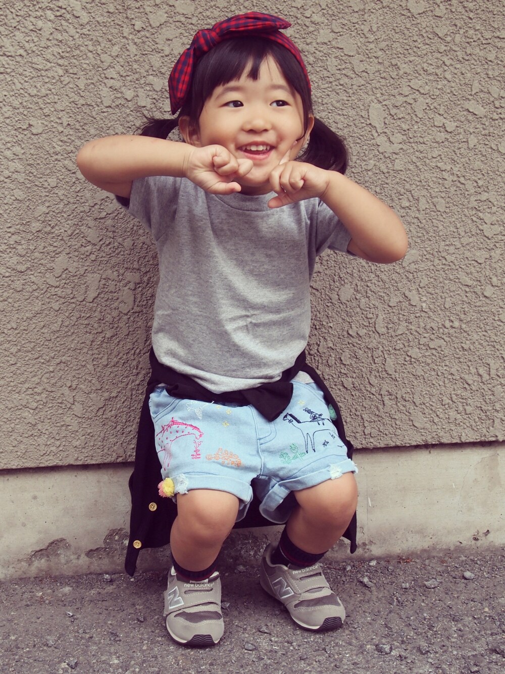 「2歳、デニム、刺繍、New Balance、カチューシャ、ギンガムチェック」｜「GLOBAL WORKの【新色追加】アソートカチューシャ/560289（カチューシャ、ホワイト系）」を使った、さーにゃさん（キッズ・90cm）の夏コーディネートの1枚目の写真