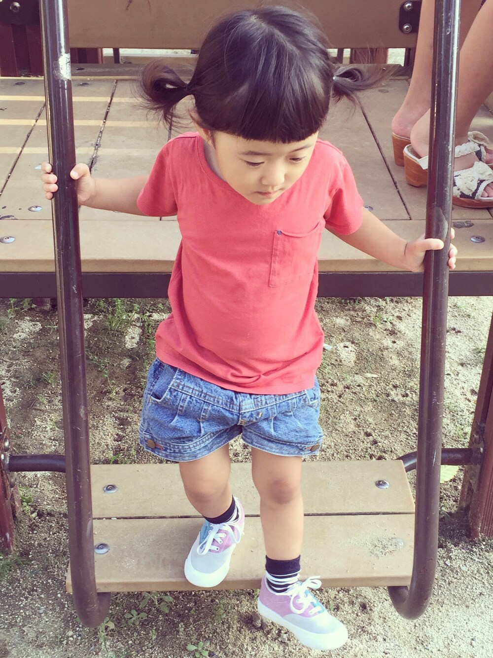 「2歳、コンバース、デニムショートパンツ、キッズコーデ、kids、無印良品、娘コーデ、ポケットＴシャツ、オン眉、カジュアルコーデ」｜「MARKEY'SのPOCKET T [ムジ] (80～140cm)（Tシャツ/カットソー、レッド系）」を使った、さーにゃさん（キッズ・90cm）の夏コーディネートの1枚目の写真