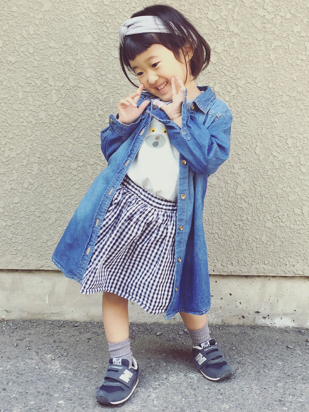 「しろくまのパンツ、グラニフ、キッズファッション、むすめ服、3歳、グローバルワーク(GLOBAL WORK)、GU、ジユジョ、おかっぱ、デニムワンピース」｜「GLOBAL WORKのギャザーボリュームスカート/564177（スカート、ブラック系）」を使った、さーにゃさん（キッズ・90cm）の春コーディネートの1枚目の写真