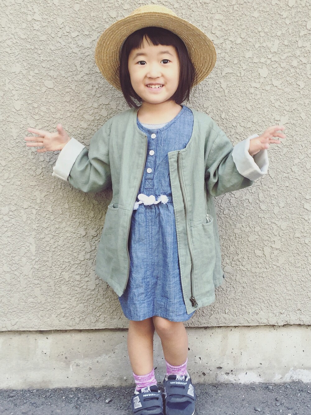 「3歳、おかっぱ、オールドネイビー、オールドネイビー キッズ、デニムワンピース、ストローハット、しまむら、New Balance、西松屋、kids」｜「OLD NAVYのアイテム（ワンピース/ドレス、ブルー系）」を使った、さーにゃさん（キッズ・100cm）の春コーディネートの1枚目の写真