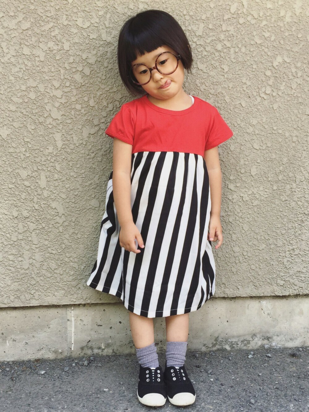 「キッズコーデ、おんなのこ、おかっぱ、こけし部、こけしヘア、コケシ顔、バースデイ、kids、3歳」｜「Birthdayのアイテム（スニーカー、ブラック系）」を使った、さーにゃさん（キッズ・100cm）の春コーディネートの1枚目の写真