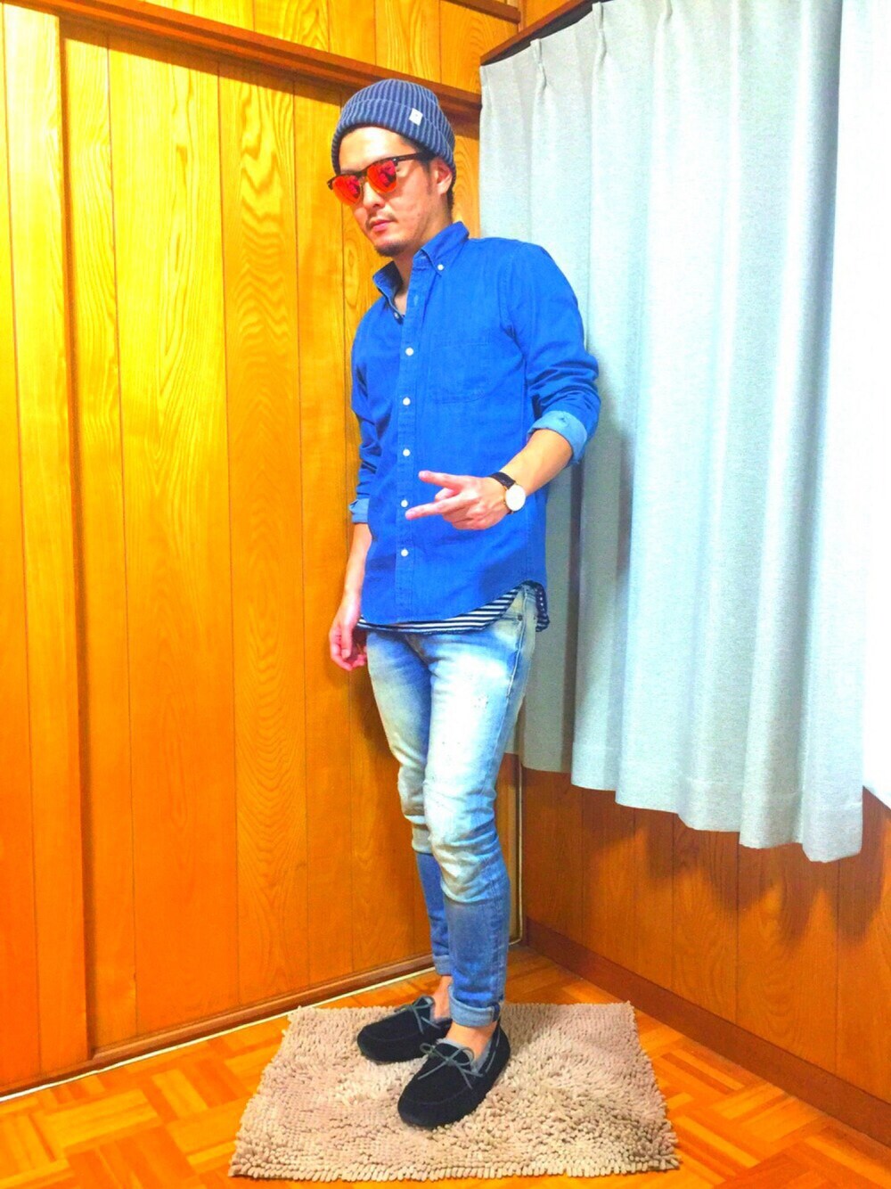 ブルー系のデニムパンツ、ブラック系のモカシン/デッキシューズ、ブルー系のTシャツ/カットソーを着用したメンズの秋コーディネートの1枚目の写真