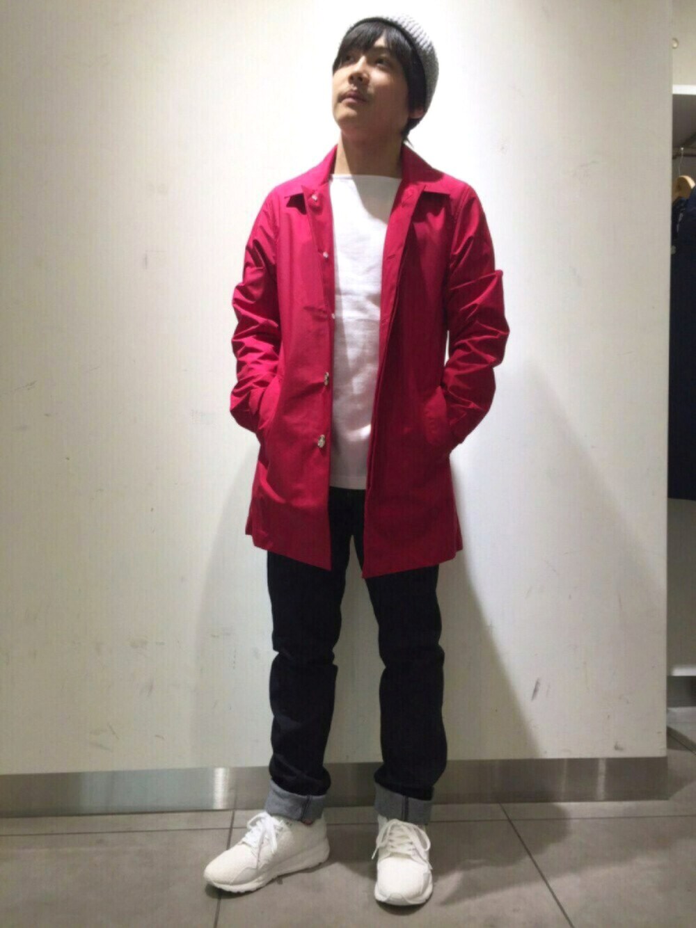ホワイト系のTシャツ/カットソー、レッド系のその他アウター、ホワイト系のスニーカーを着用したメンズの春コーディネートの1枚目の写真