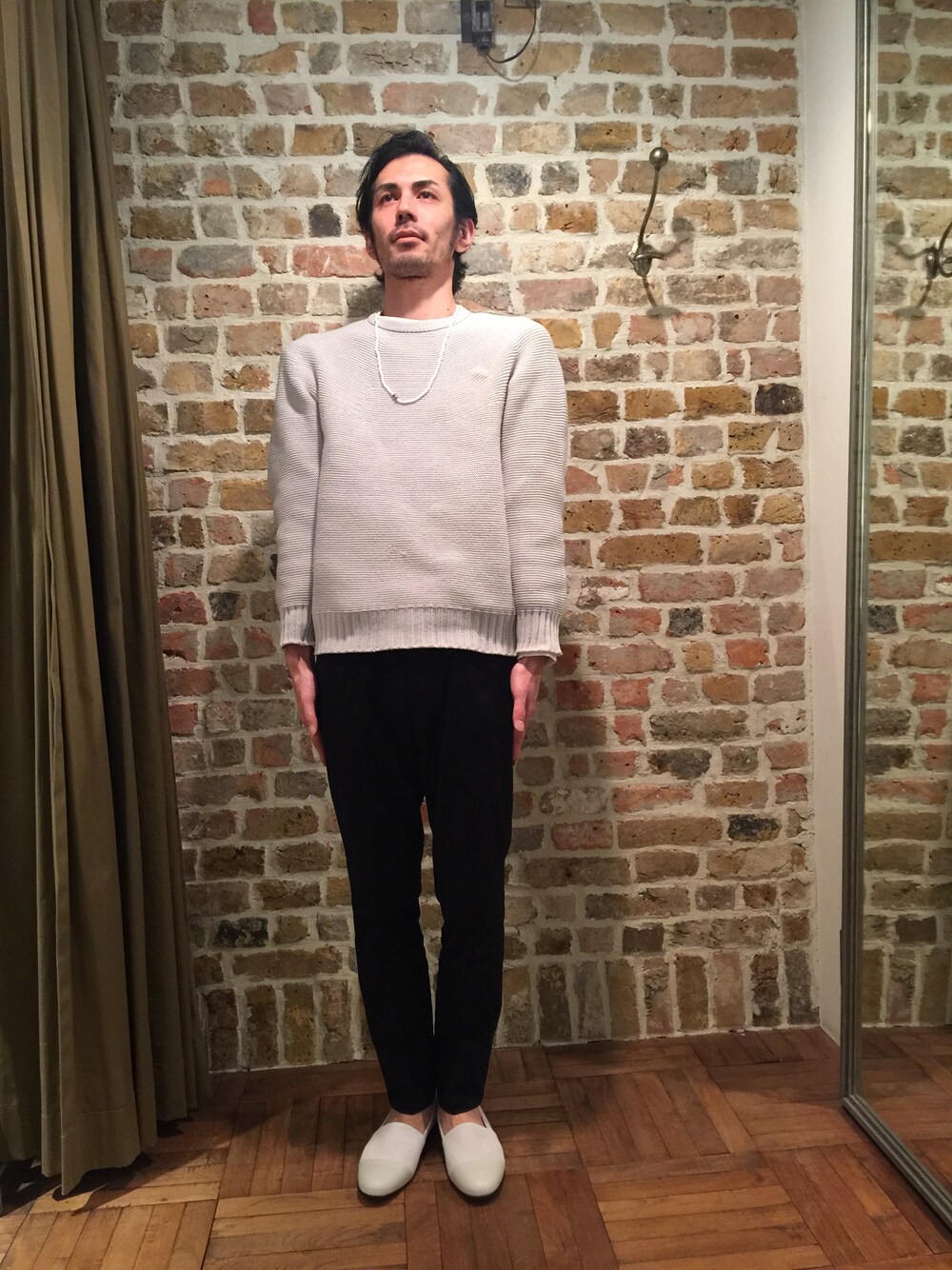 「アダムエロペ(ADAM ET ROPE')、アダムエロペ、白ニット」｜「ADAM ET ROPE'のアイテム（ニット/セーター、シルバー系）」を使った、HOSOさん（メンズ・175cm）の冬コーディネートの1枚目の写真