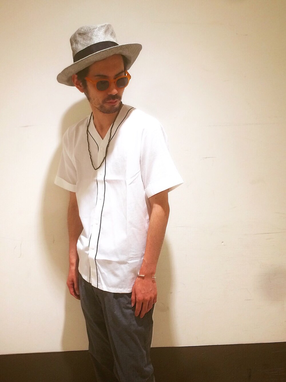 「ホワイトシャツ、サングラス、アダムエロペ(ADAM ET ROPE')、キジマタカユキ、see concept」｜「french trottersのアイテム（シャツ/ブラウス、ホワイト系）」を使った、HOSOさん（メンズ・175cm）の春コーディネートの1枚目の写真