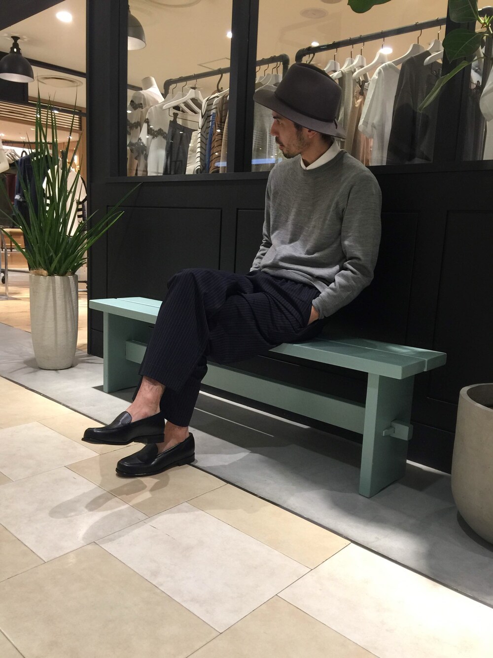 「ワイドパンツ、ローファー、アダムエロペ、アダムエロペ(ADAM ET ROPE')、ハット、グレーのニット、ネイビー」｜「ADAM ET ROPE'のアイテム（スラックス、ブルー系）」を使った、HOSOさん（メンズ・175cm）の秋コーディネートの1枚目の写真
