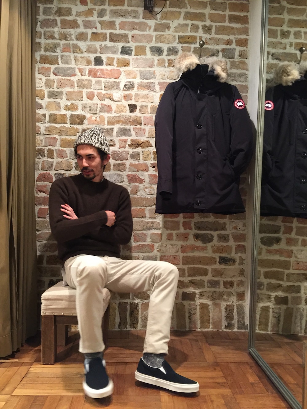「シンプルコーデ、アダムエロペ(ADAM ET ROPE')、冬、モノトーンコーデ、ダウン、CANADA GOOSE、VANS、ルミネ横浜、ルミネ、ニットキャップ」｜「ADAM ET ROPE'のアイテム（ニット/セーター、ブラウン系）」を使った、HOSOさん（メンズ・175cm）の秋コーディネートの1枚目の写真