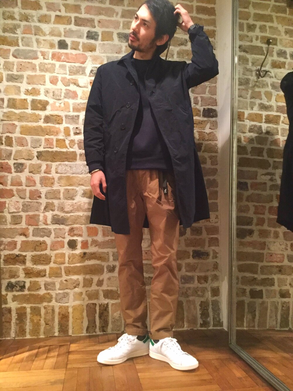 「別注、グラミチ別注、アダムエロペ別注、ステンカラーコート、ネイビー、グラミチ、スポーティーコーデ、アダムエロペ」｜「Gramicciのアイテム（その他パンツ、ブラウン系）」を使った、HOSOさん（メンズ・175cm）の冬コーディネートの1枚目の写真